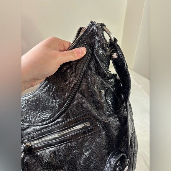 🎉4/30$🎉 Guess Patent Hobo Bag with Logo Plate – 6/10 ✨ - Picture 4 of 5